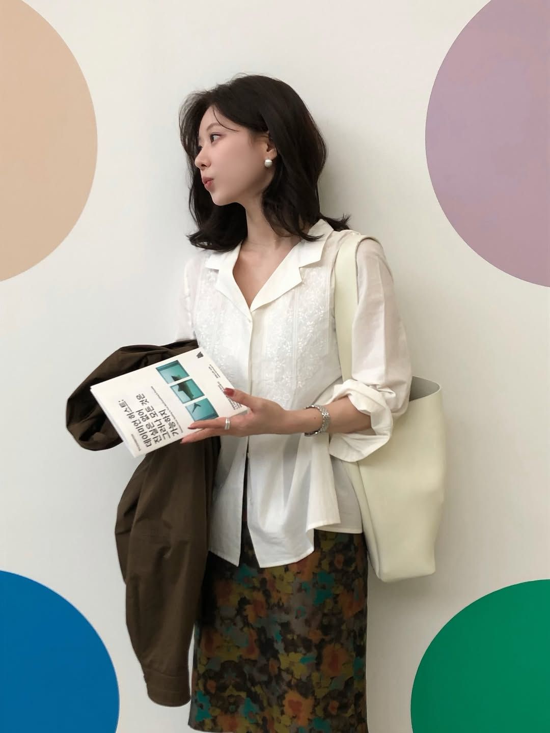 고민영의 플라워 포인트 블라우스 코디. 인스타그램 @lamuzes 