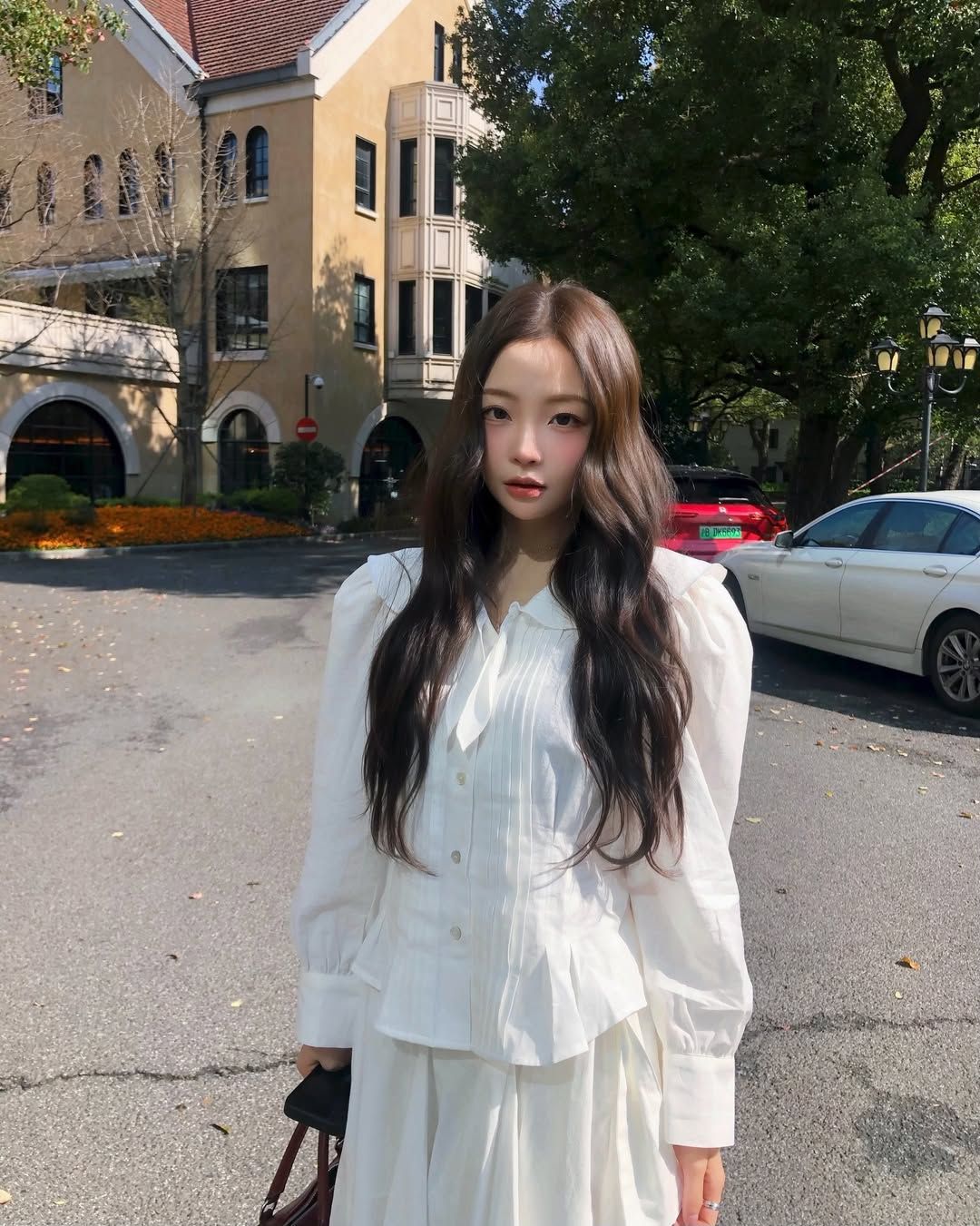 곽민경 로맨틱 블라우스 패션. 인스타그램 @m.inngu