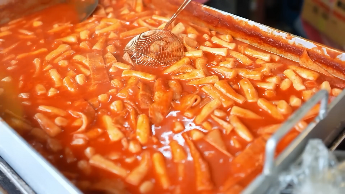 밀떡 베이스의 떡볶이를 컵으로도 즐길 수 있는 ‘명품 삼청동 떡볶이’. 유튜브 채널 ‘안녕하세요 최화정이에요’