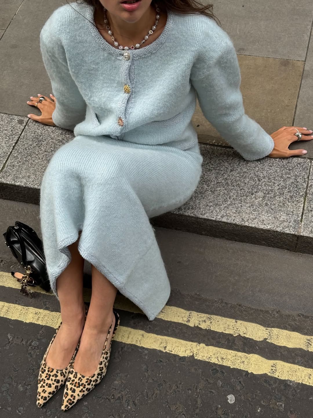 아이시 블루 니트 셋업을 입은 패션 인플루언서 케이트 클렘 @katyaklema