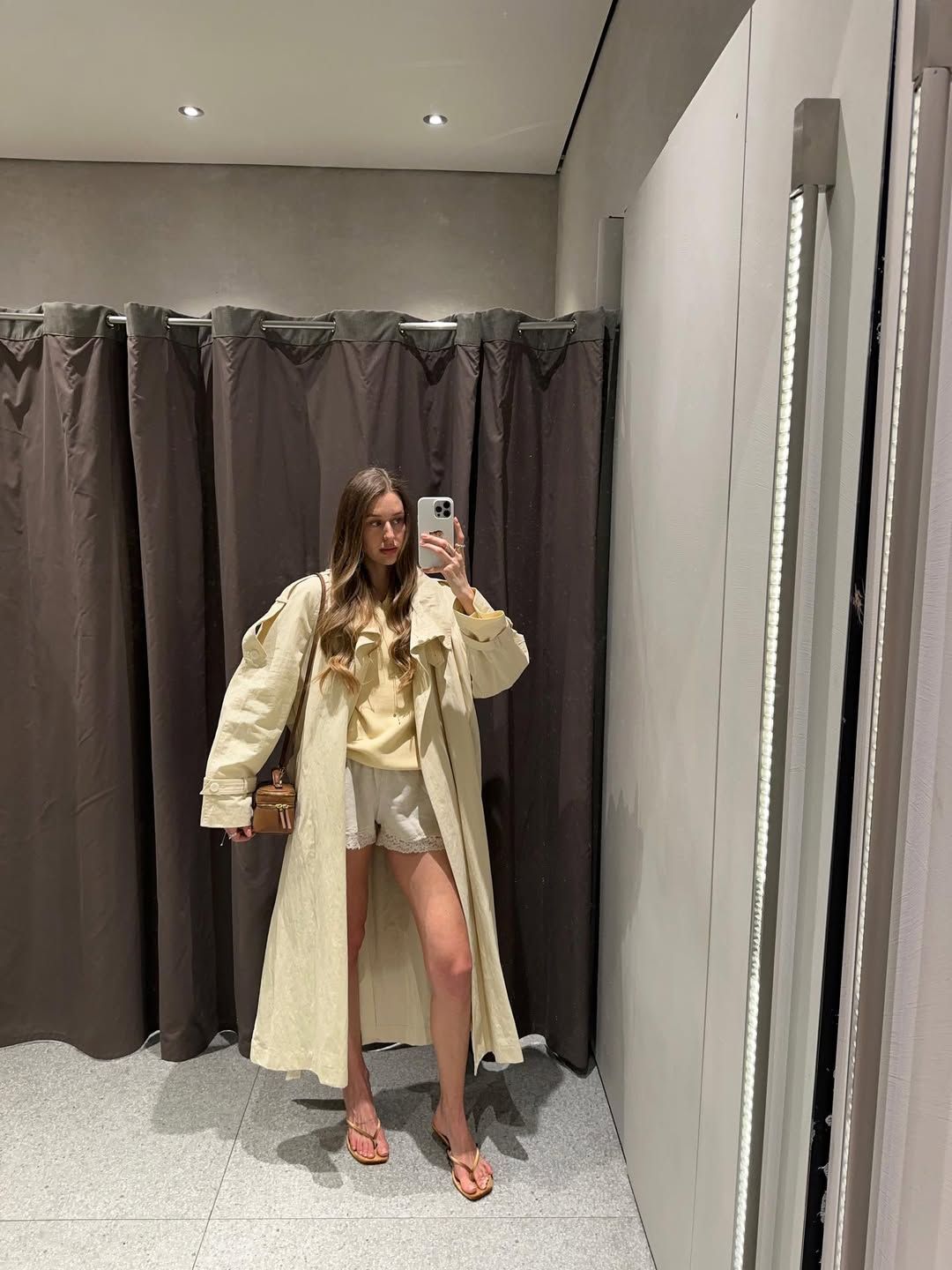 란제리 쇼츠로 톤온톤 스타일링을 선보인 패션 인플루언서 프란코브 말타 @marta.frankov