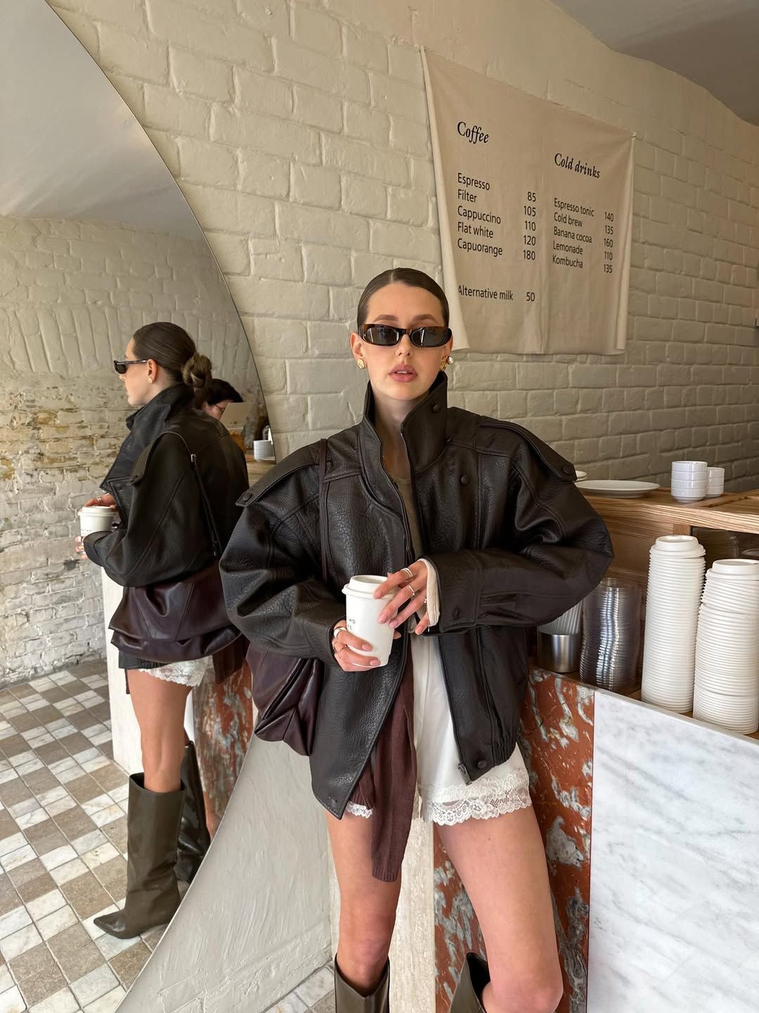 란제리 쇼츠로 시크한 무드를 연출한 패션 인플루언서 프란코브 말타 @marta.frankov