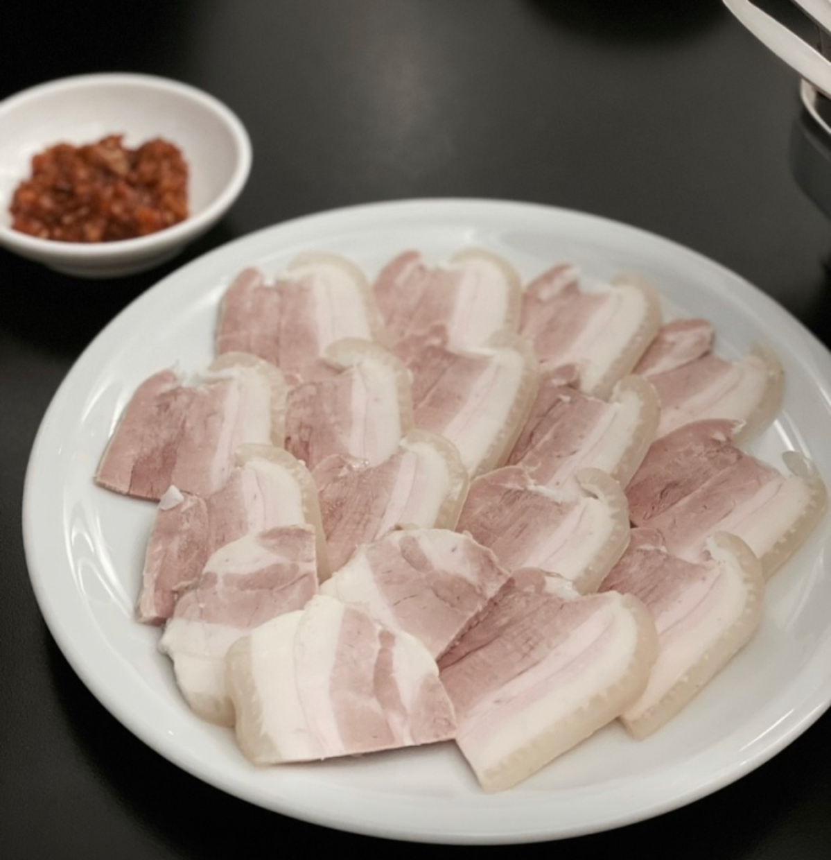 깊이감 있는 국물의 소고기 냉국수부터 슴슴하지만 매력적인 만두, 냉제육 등 자극적이지 않고 슴슴한 맛의 메뉴를 만나볼 수 있는 서촌 안덕. 이미지 캐치테이블 안덕 업체 등록 사진 