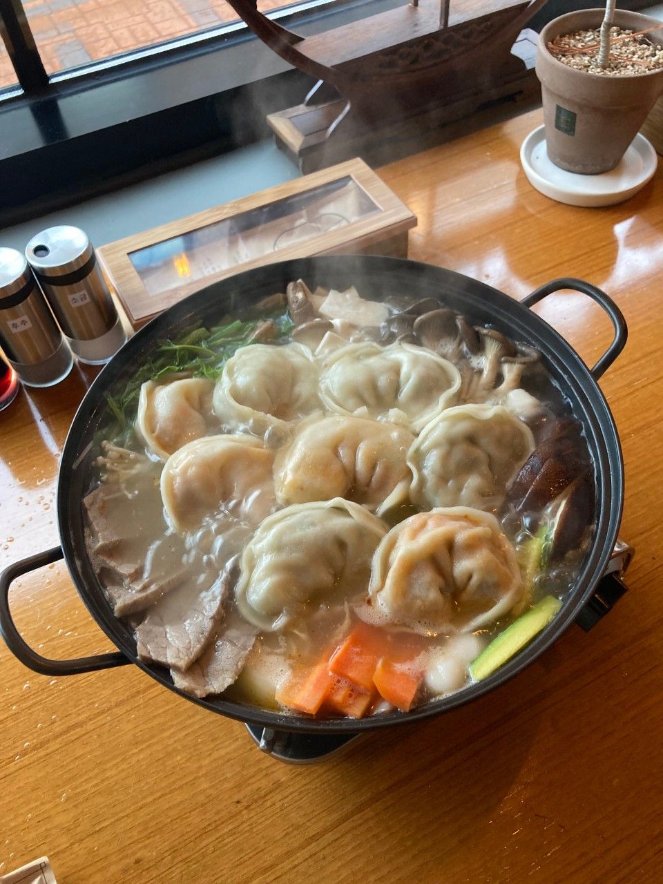 양반들이 즐겼을 법한 만두를 연구하고 재해석해 선보이고 있는 서촌만두. 이미지 네이버 지도 서촌만두 업체 등록 사진