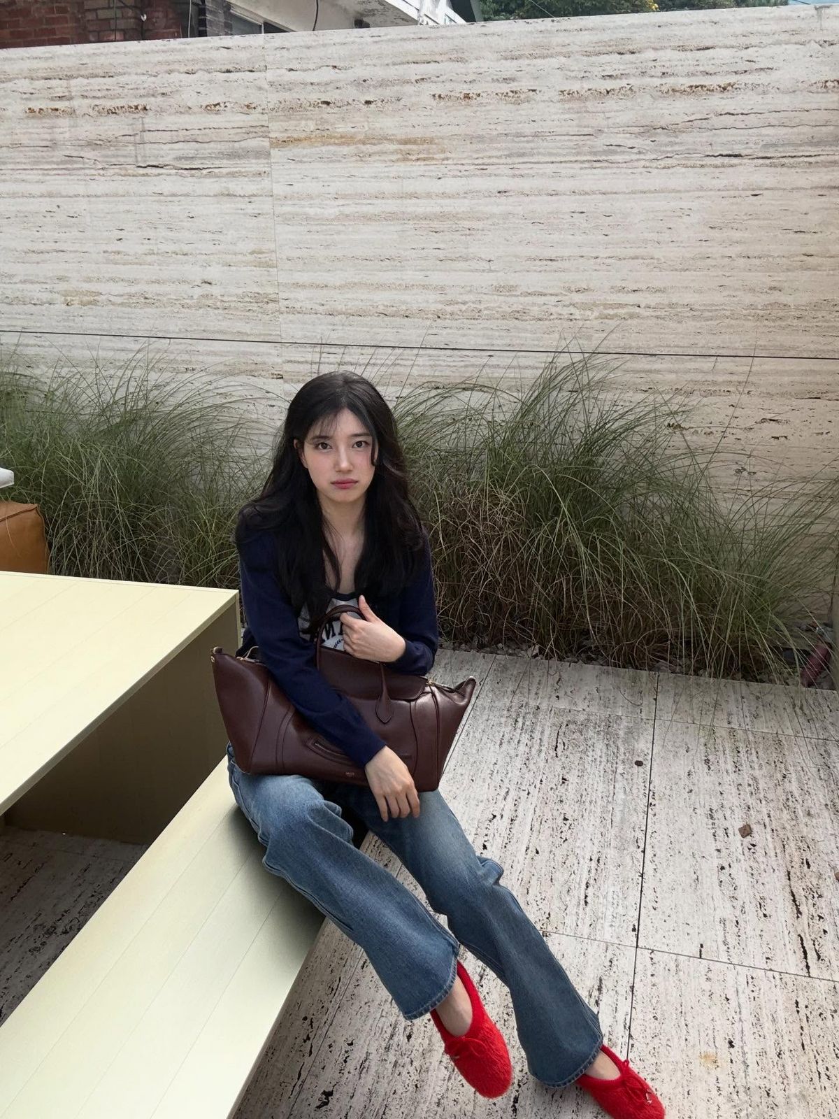 수지의 플랫 슈즈 코디. 인스타그램 @skuukzky