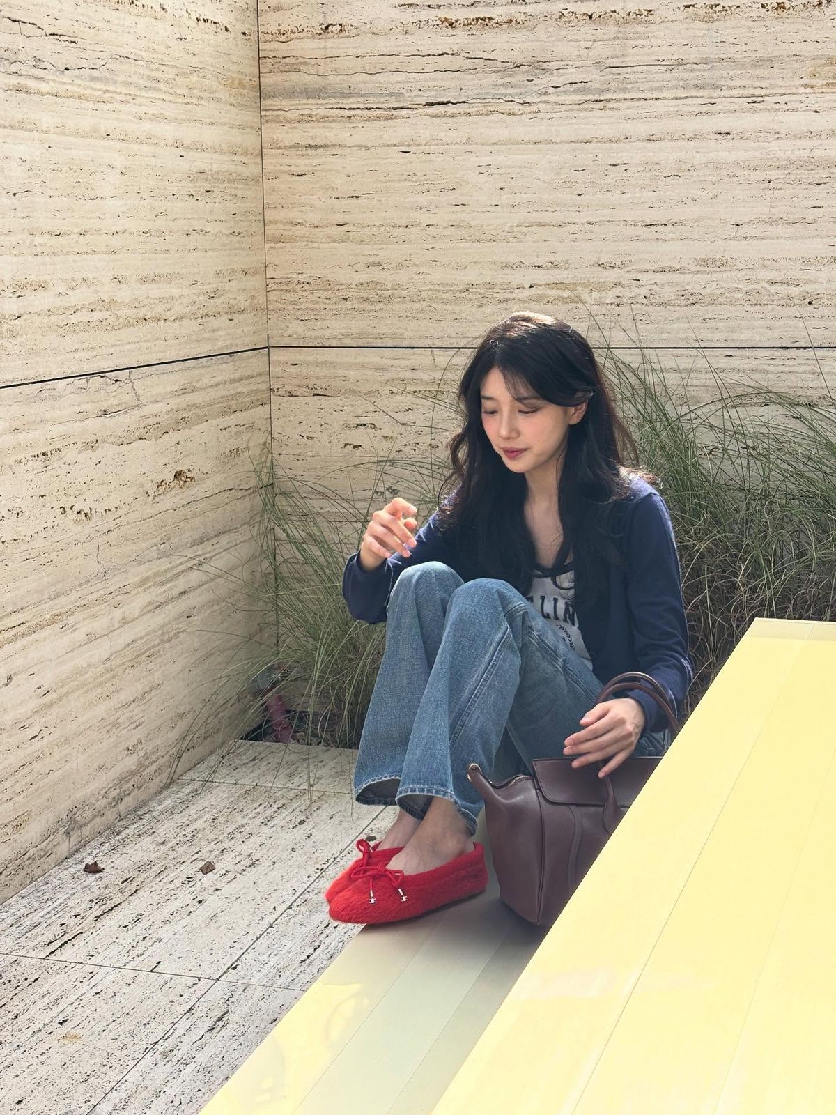 수지의 플랫 슈즈 코디. 인스타그램 @skuukzky