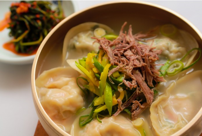 이북식 만두를 중심으로 칼국수, 온반, 전, 수육 등 다양한 메뉴를 맛볼 수 있는 ‘깡통만두’. 사진 네이버 지도 깡통만두 업체 등록 사진 