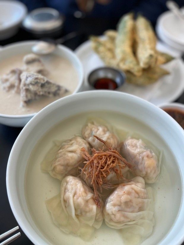 깊이감 있는 국물의 소고기 냉국수부터 슴슴하지만 매력적인 만두, 냉제육 등 자극적이지 않고 슴슴한 맛의 메뉴를 만나볼 수 있는 서촌 안덕. 이미지 캐치테이블 안덕 업체 등록 사진 