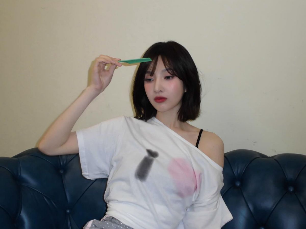 레드벨벳 조이 오프숄더 | 인스타그램 @_imyour_joy