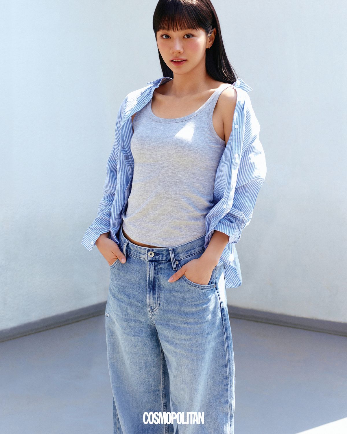 에어리즘 코튼 브라 탱크탑 2만9천9백원, 스트라이프 리넨 셔츠 4만9천9백원, 배기 커브 진 4만9천9백원 모두 Uniqlo.