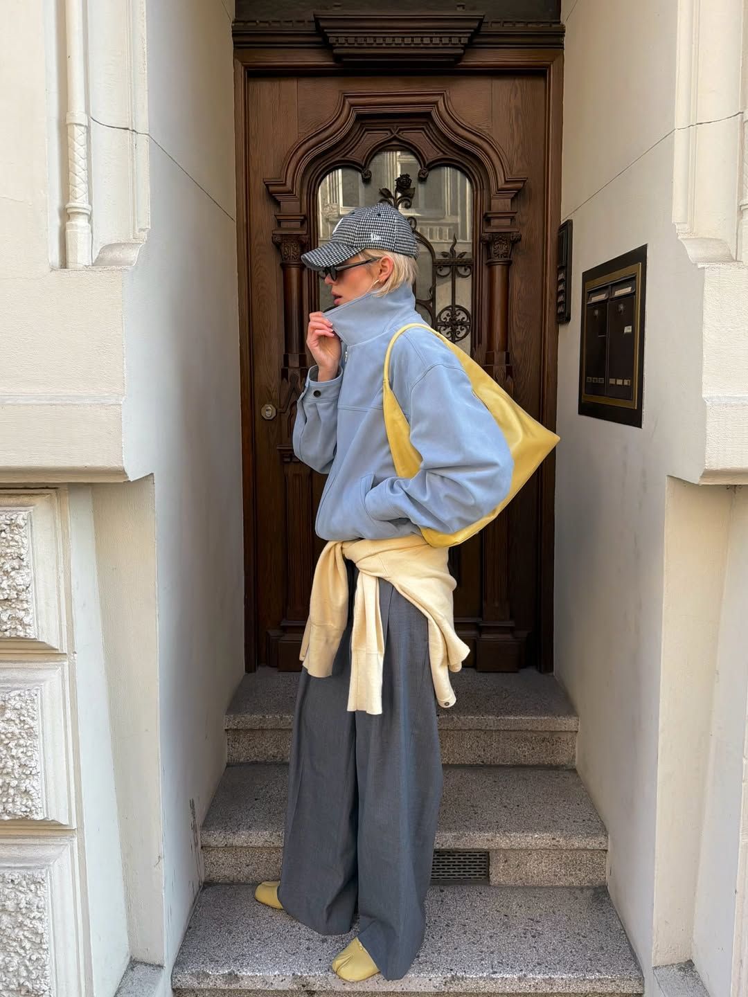 옐로 가디건을 활용한 패션 인플루언서 린다 슐츠 인스타그램 @linda.sza