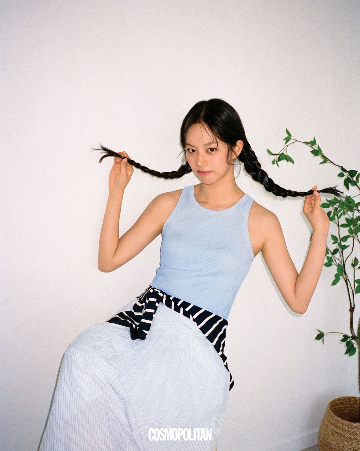 립 브라탑 2만9천9백원, 리넨 블렌드 턱 롱스커트 4만9천9백원, 허리에 묶은 스트라이프 크루넥 가디건 3만9천9백원 모두 Uniqlo. 