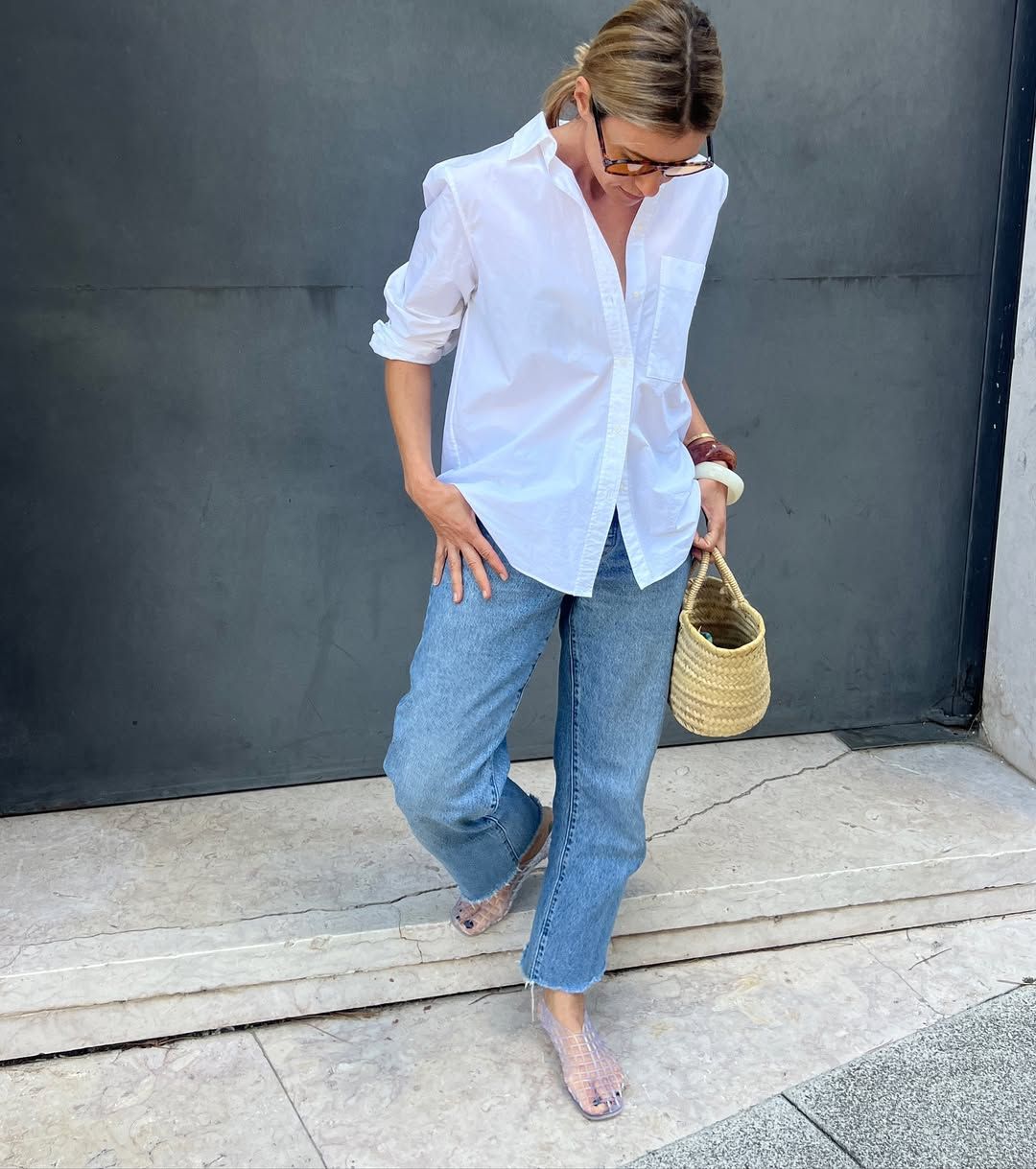 젤리 슈즈 WITH 데님 팬츠 | 인스타그램 @helenacanadas 