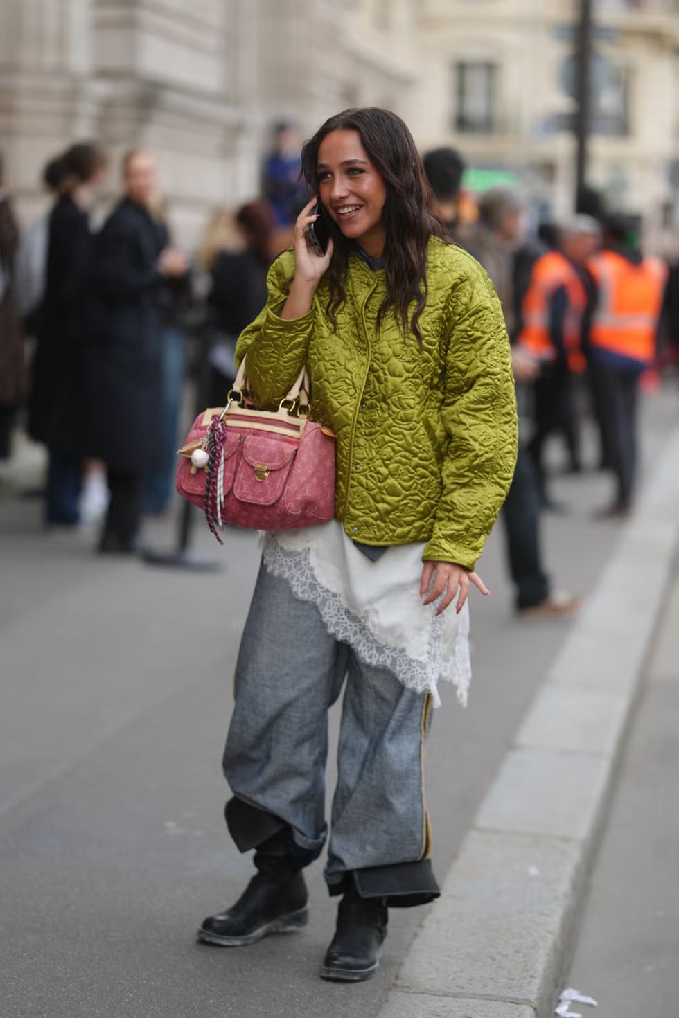 와이드 청바지에 잘 어울리는 자켓 | 305pics//Getty Images