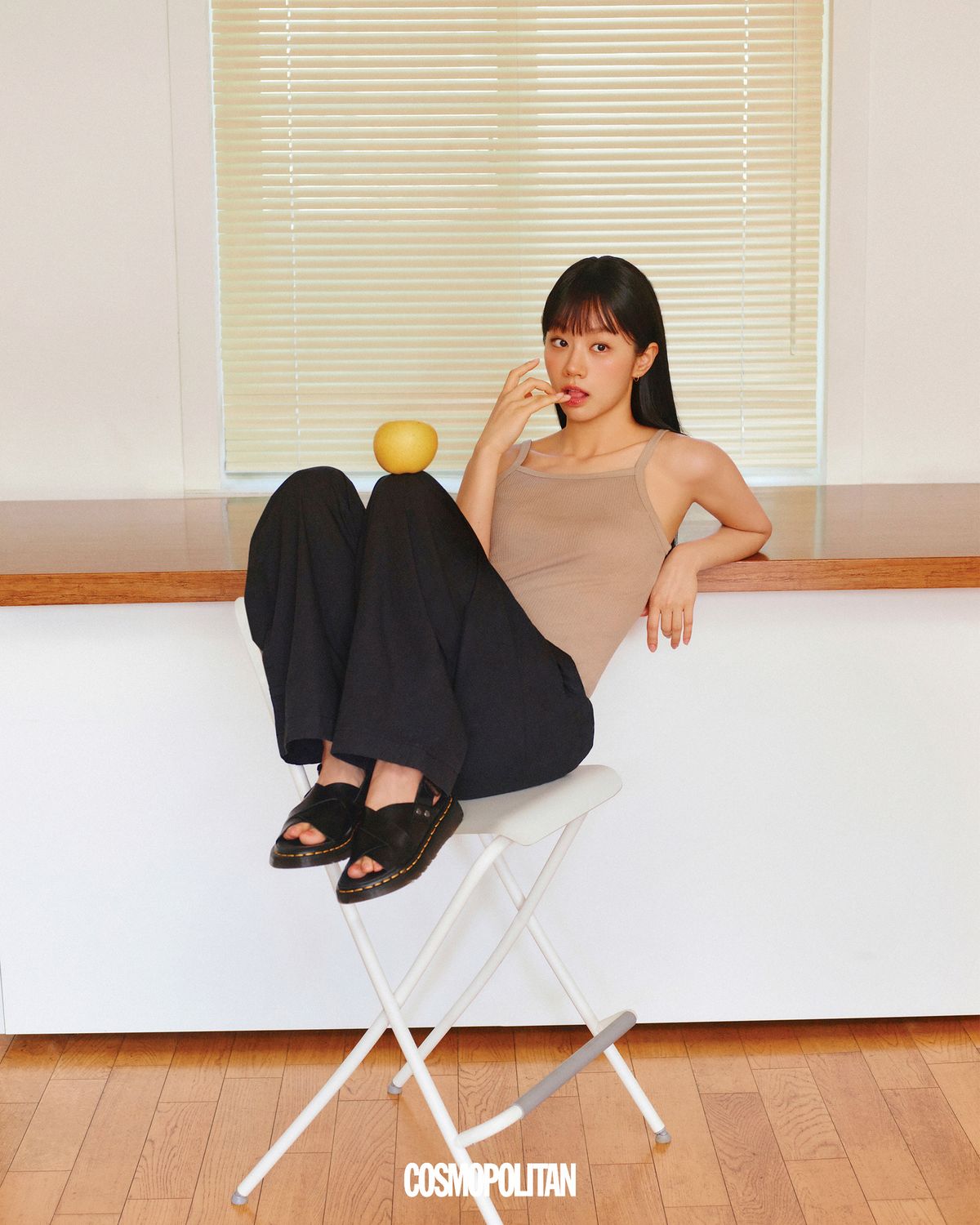 스퀘어 넥 브라 캐미솔 2만9천9백원, 파라슈트 팬츠 4만9천9백원 모두 Uniqlo. 샌들 스타일리스트 소장품. 