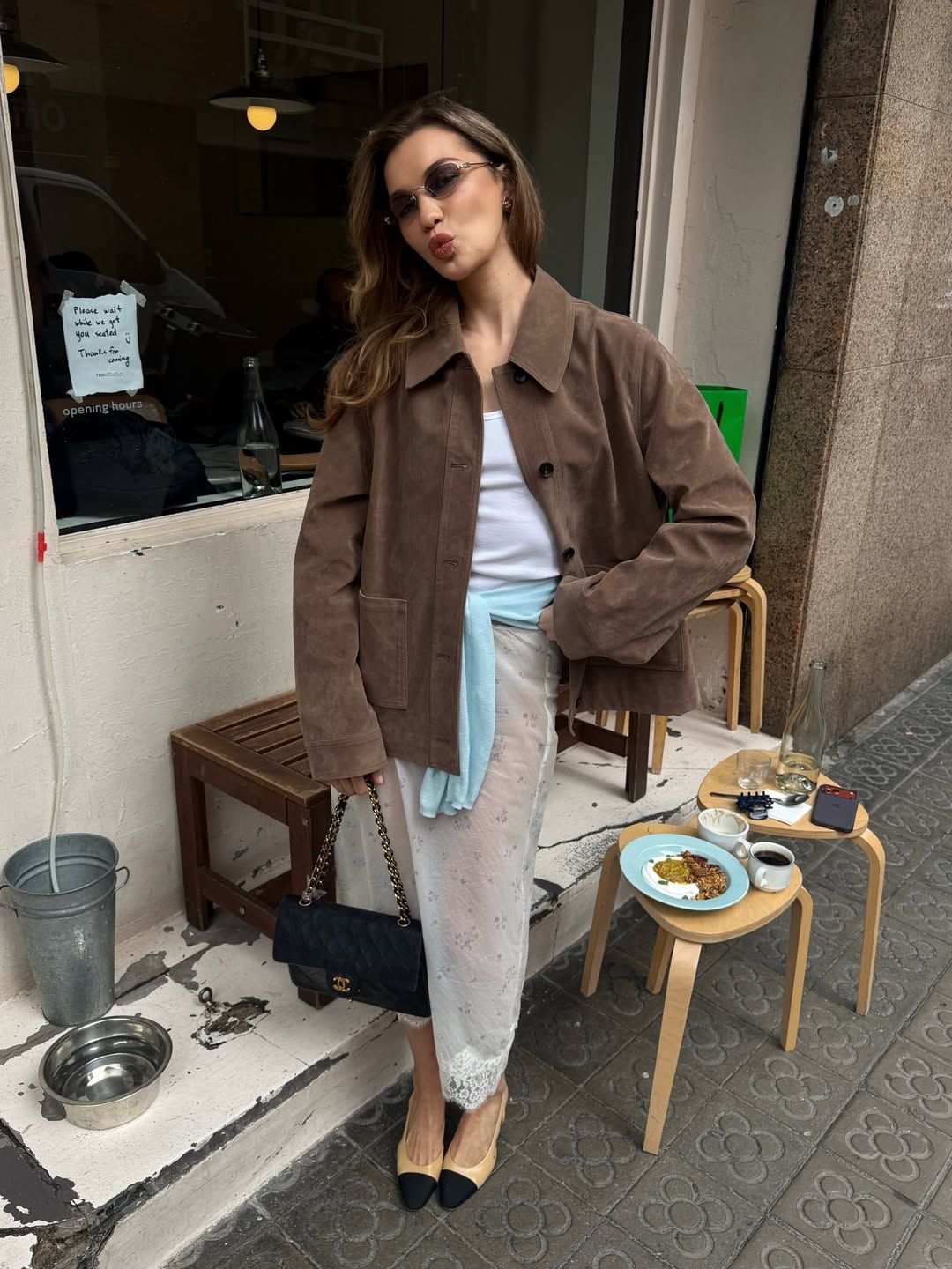 블루 가디건을 로맨틱하게 스타일링한 패션 인플루언서 알렉산드라 아우라 인스타그램 @alexandra_aura