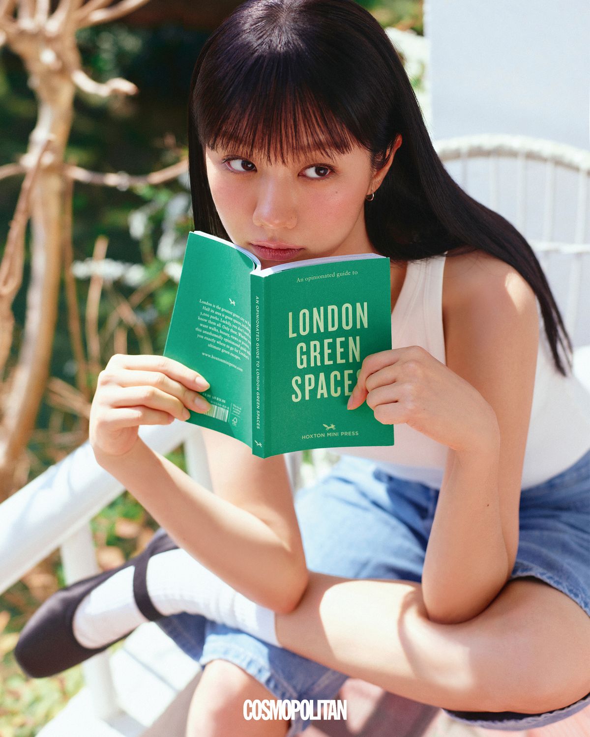 립 크롭 브라탑 2만9천9백원, 데님 쇼트 팬츠 3만9천9백원, 삭스 3천9백원 모두 Uniqlo. 