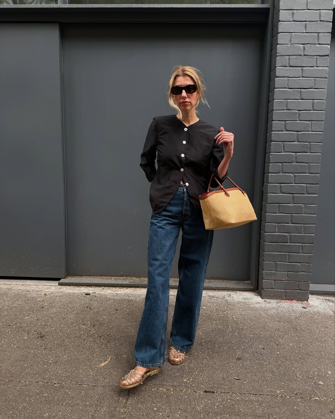 젤리 슈즈 WITH 데님 팬츠 | 인스타그램 @robinreetz