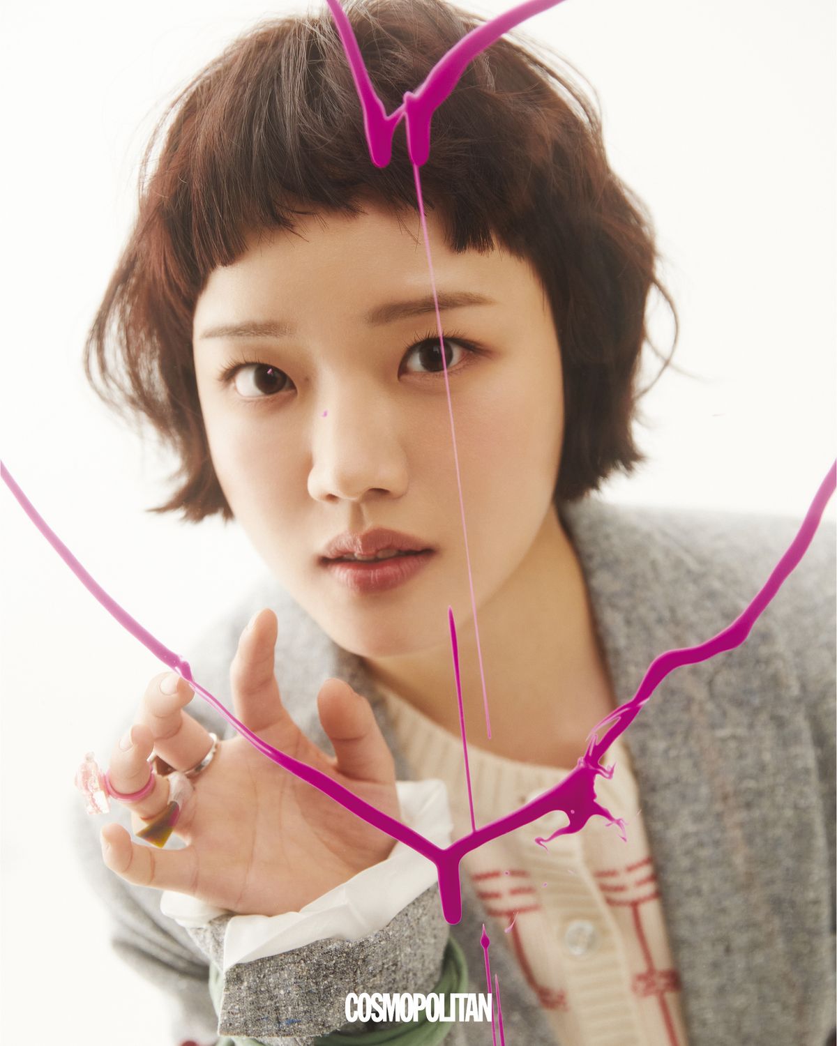 재킷 Moschino. 카디건 Kenzo. 스커트 Thom Browne. 반지 스타일리스트 소장품.