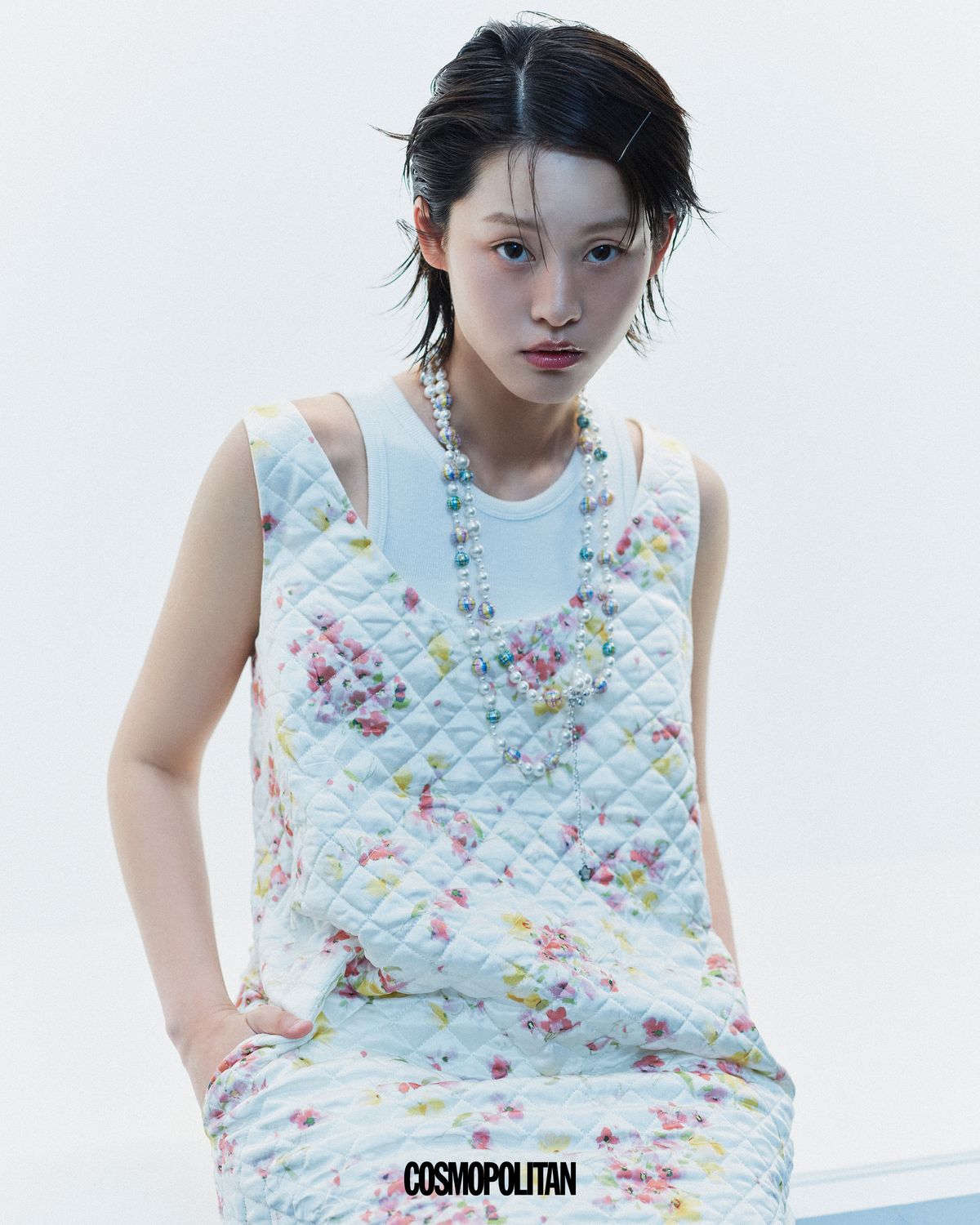 플라워 드레스 Prada. 목걸이 Yvmin. 탱크톱, 헤어핀 스타일리스트 소장품. 