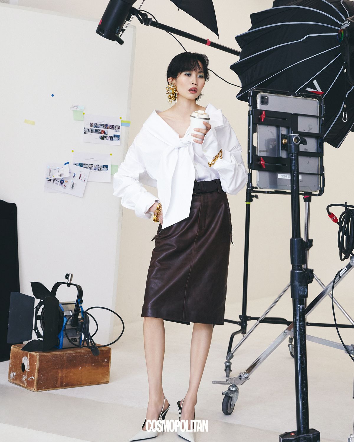 빅 보 블라우스, 레더 펜슬 스커트, 샹들리에 귀고리, 양팔에 착용한 체인 뱅글, 스틸레토 힐 모두 가격미정 Saint Laurent by Anthony Vaccarello.