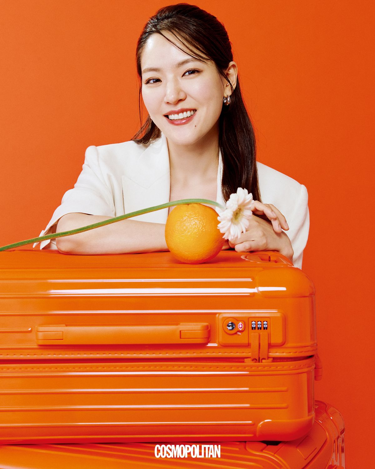 (위부터)탐스러운 과일을 닮은 오렌지 컬러의 에센셜 캐빈 1백36만원, 에센셜 체크인 미디엄 1백57만원 모두 RIMOWA. 재킷 Number Project. 귀고리 스타일리스트 소장품.