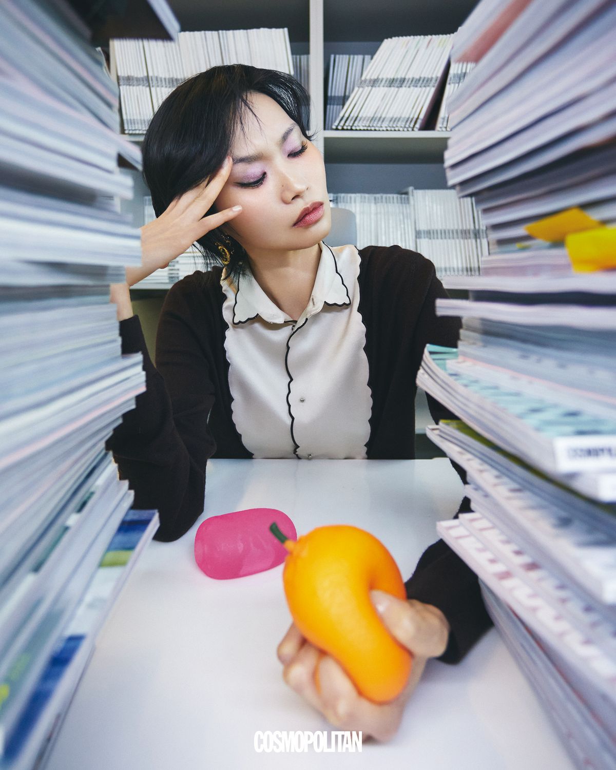 파이핑 디테일 니트 톱 7백60만원, 리본 모양 귀고리 1백만원 모두 Dior.