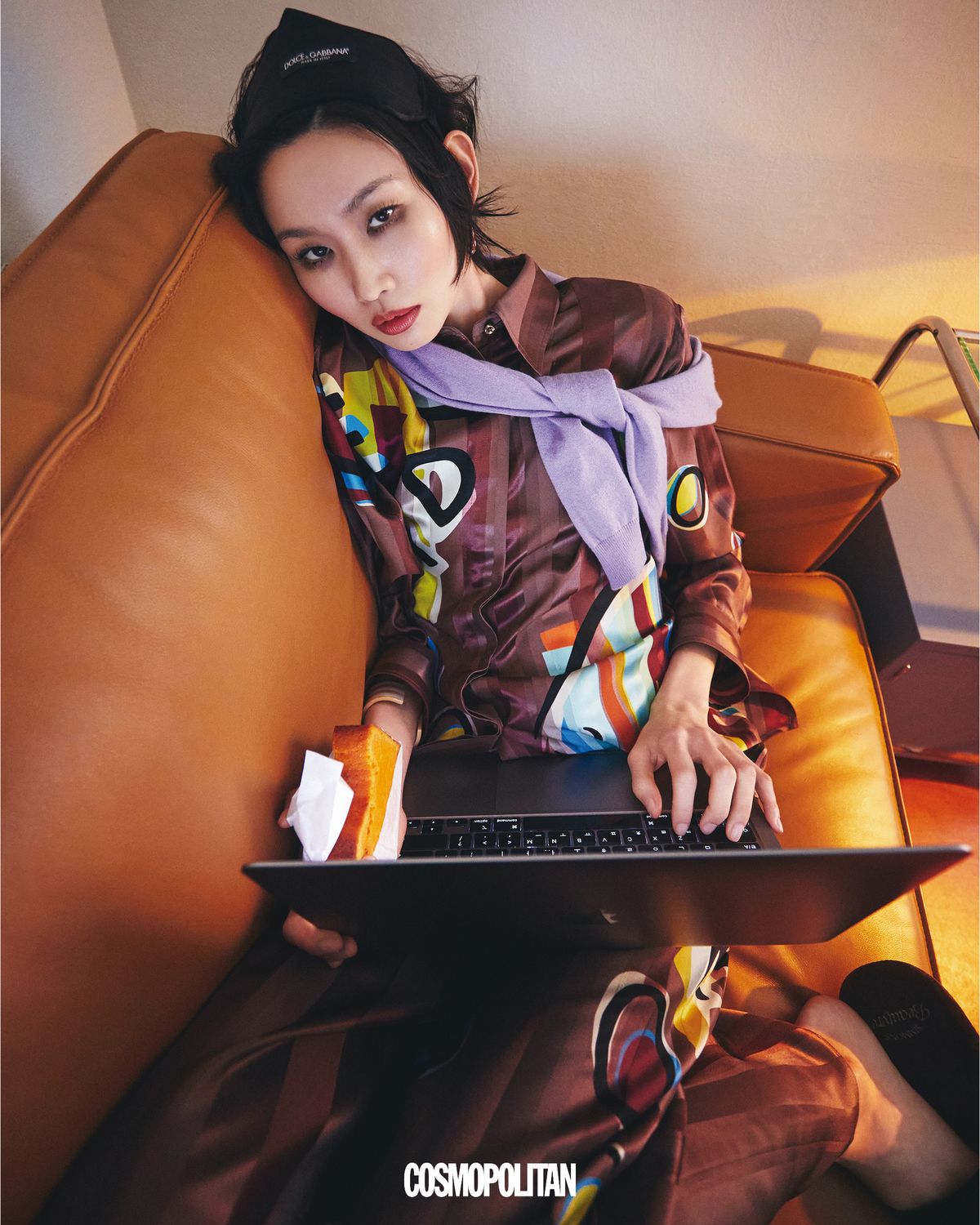 실크 파자마 셔츠 3백만원대, 실크 파자마 팬츠 3백만원대, 로고 포인트 귀고리 79만원대 모두 Fendi. 어깨에 두른 캐시미어 니트 톱 가격미정 Loro Piana. 안대, 슬리퍼 에디터 소장품.