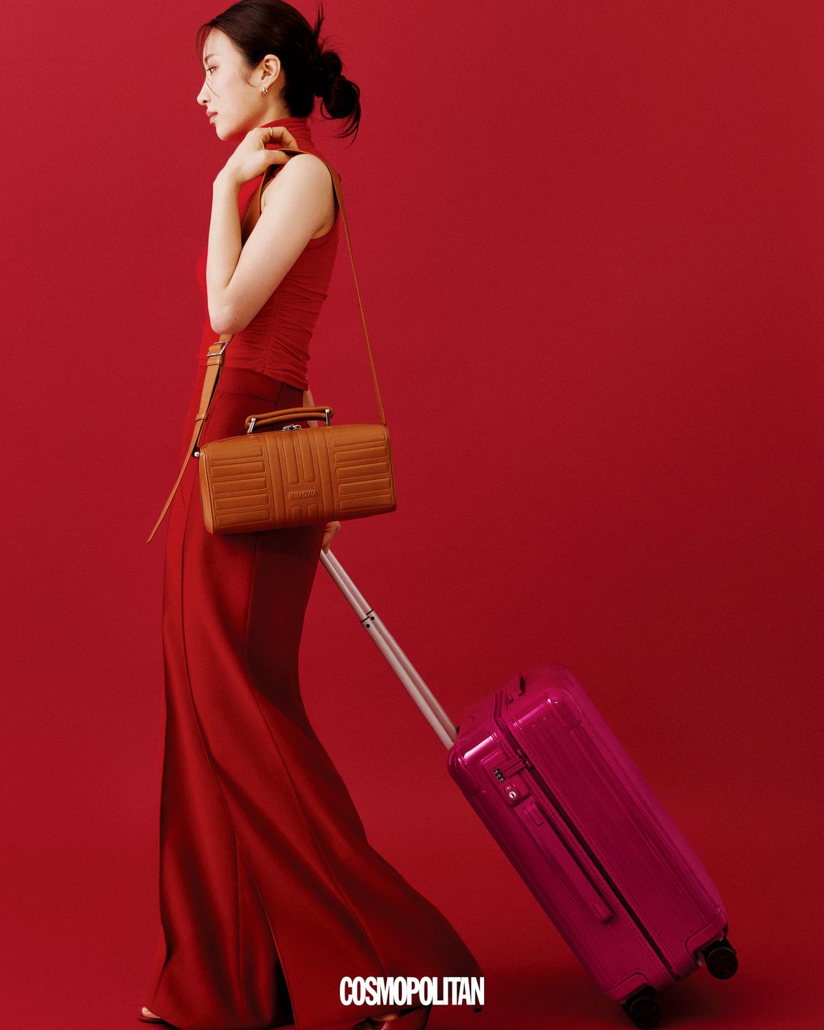 슈트케이스의 아이덴티티를 계승한 그루브 크로스바디 백 꼬냑 2백44만원, 에센셜 캐빈 마젠타 1백36만원 모두 RIMOWA. 슬리브리스 터틀넥 Hoopoe. 귀고리 Hei. 팬츠, 펌프스 모두 스타일리스트 소장품. 반지 본인 소장품.