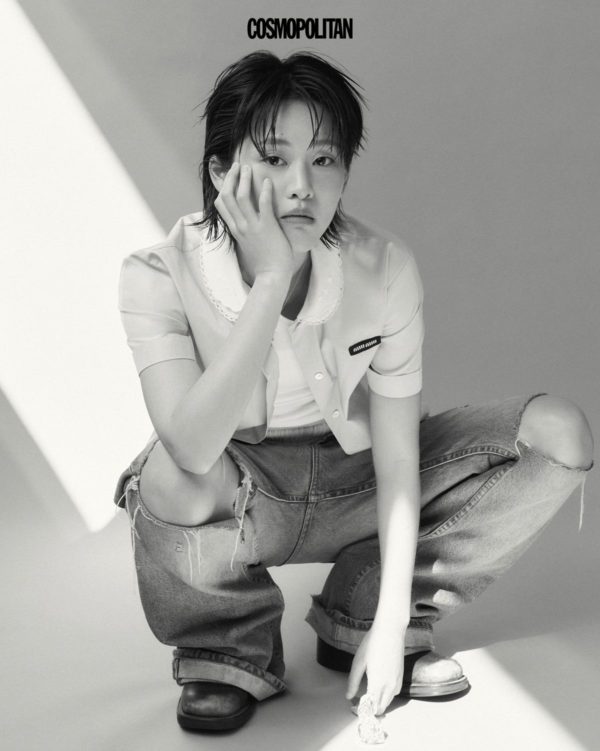 포플린 셔츠, 슈즈 모두 Miu Miu. 이너 톱, 데님 팬츠, 트렁크 쇼츠, 목걸이 스타일리스트 소장품. 