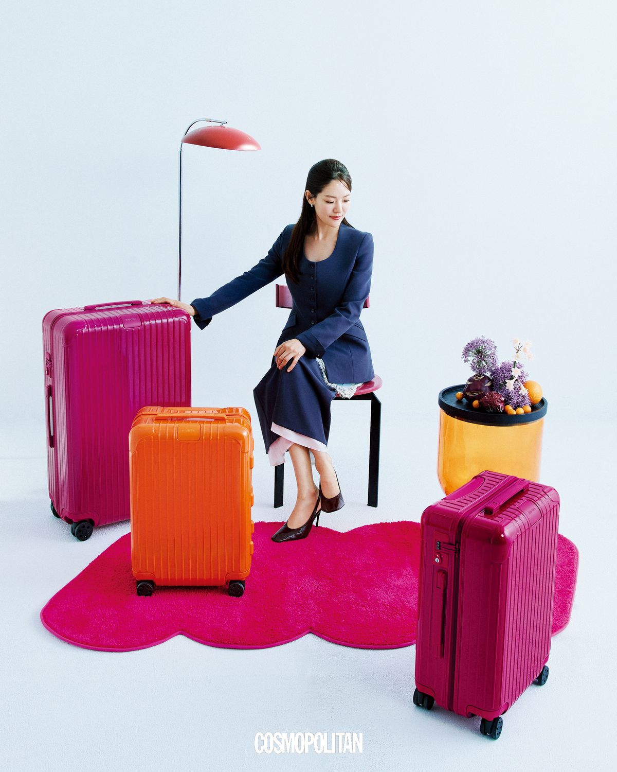 함께할 때 화려함이 배가되는 에센셜 컬렉션의 뉴 컬러 라인업. (왼쪽부터)에센셜 체크인 라지 1백70만원, 에센셜 캐빈 오렌지 1백36만원, 에센셜 캐빈 마젠타 1백36만원 모두 RIMOWA. 재킷, 스커트 모두 Mausoleum. 귀고리 Hei. 실크 캐미솔, 슬링백 스타일리스트 소장품