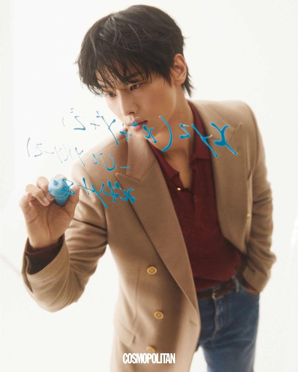 재킷, 니트 톱, 데님 팬츠 모두 Dolce&Gabbana. 벨트 스타일리스트 소장품.