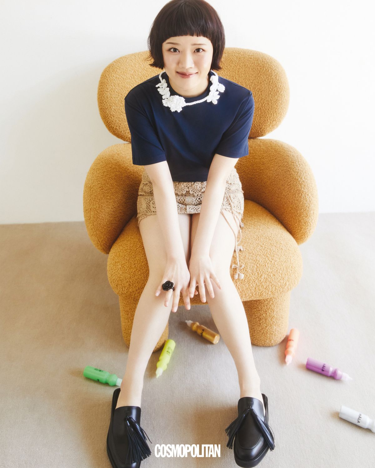 니트 톱, 크로셰 쇼츠 모두 Loewe. 슈즈 Eenk. 반지 스타일리스트 소장품. 