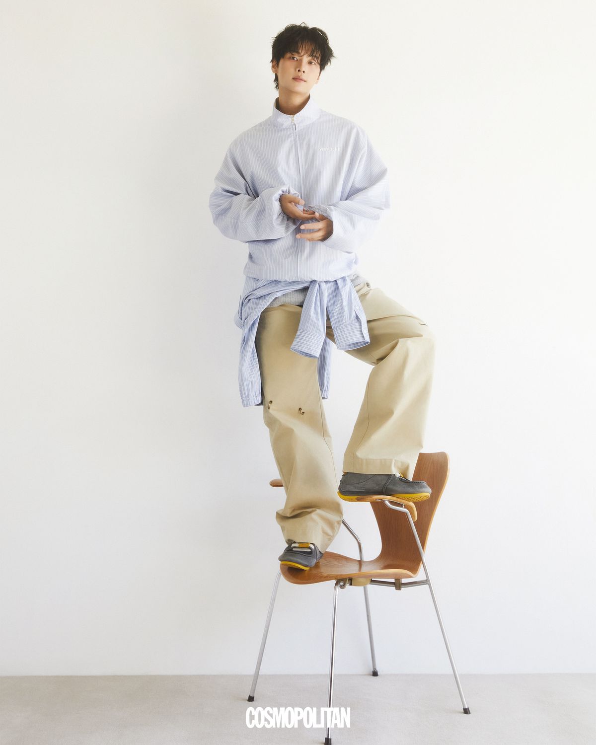 재킷, 허리에 두른 셔츠, 팬츠 모두 We11done. 슈즈 Dior. 