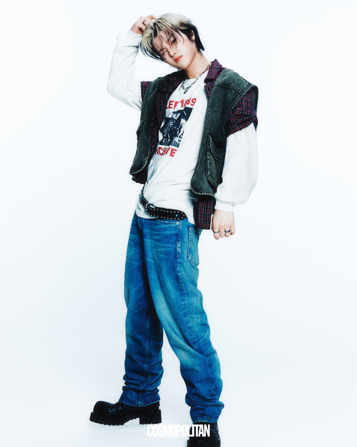 데님 베스트 Adlv. 셔츠 Rocawear. 티셔츠 Lee. 데님 팬츠 Tommy Hilfiger. 슈즈 Balenciaga. 벨트, 목걸이, 반지 스타일리스트 소장품.