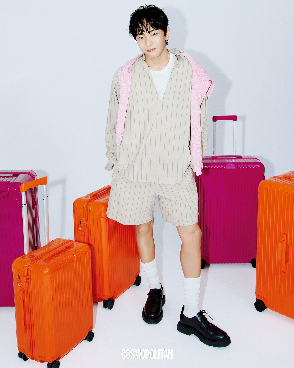 에센셜 컬렉션의 2가지 새로운 컬러 라인. (왼쪽부터)에센셜 트렁크 플러스 마젠타 2백16만원, 에센셜 캐빈 오렌지 1백36만원, 에센셜 체크인 미디엄 오렌지 1백57만원, 에센셜 체크인 라지 마젠타 1백70만원, 에센셜 트렁크 플러스 오렌지 2백16만원 모두 RIMOWA. 셔츠, 쇼츠 모두 Tod’s. 어깨에 두른 니트 톱 Satur. 티셔츠, 양말, 로퍼 스타일리스트 소장품.