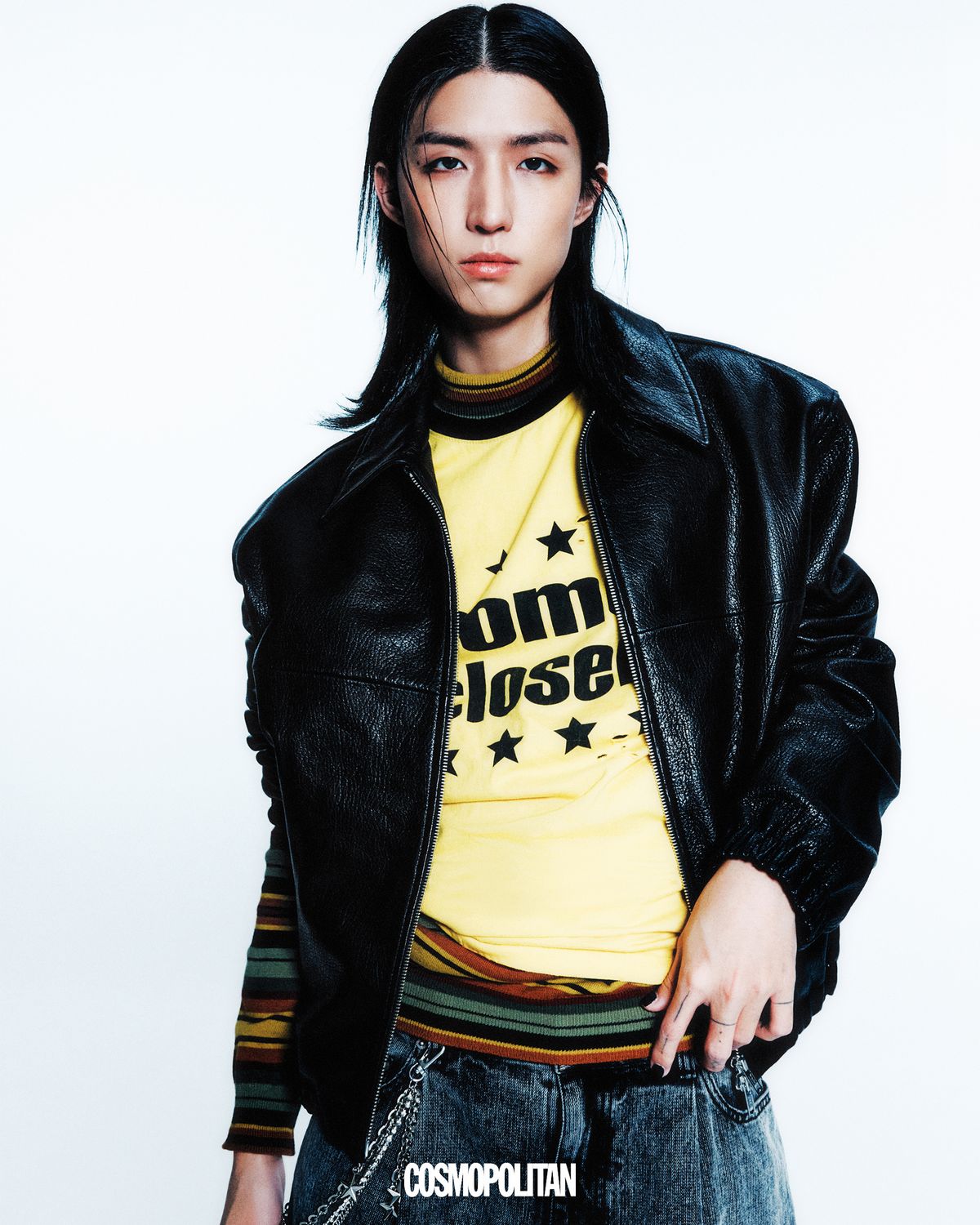 레더 재킷 Taildern. 티셔츠 Hoodhood. 터틀넥 Not4nerd. 데님 팬츠 Juun.J. 체인 스타일리스트 소장품. 