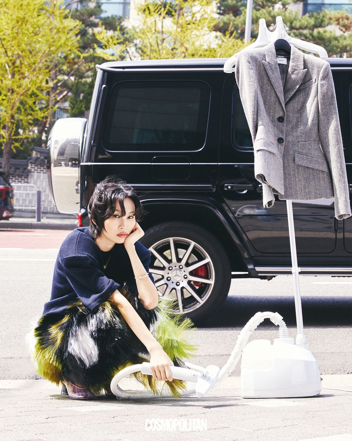 패디드 숄더 니트 톱 2백69만원, 글로시 프린지 스커트 2천8백98만원, PVC 펌프스 가격미정 모두 Bottega Veneta. 귀고리 33만1천원 Polène. 큐브 펜던트 목걸이 84만원 Louis Vuitton. 체인 모티프 목걸이 10만5천원, 골드 뱅글 5만9천원, 메탈 뱅글 5만9천원 모두 Cos. 다리미에 걸린 재킷 4백29만원 Erdem.