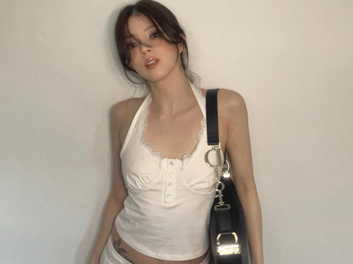 한소희의 홀터넥 코디. 인스타그램 @xeesoxee