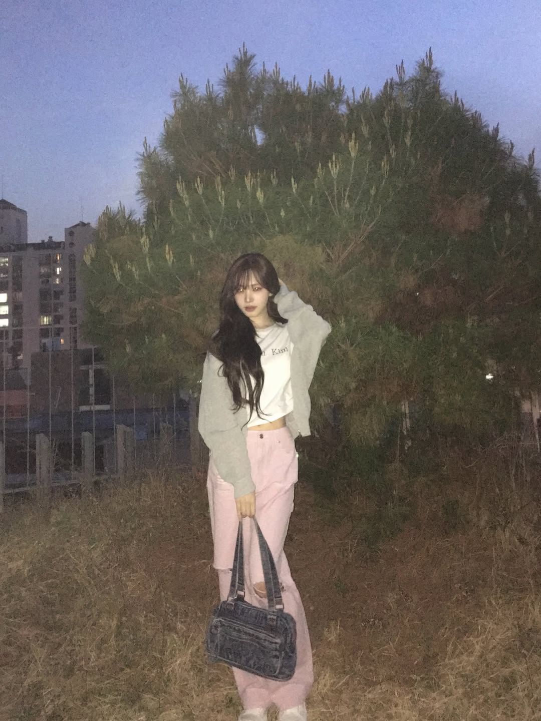 리즈의 인디 핑크 바지 코디. 인스타그램 @liz.yeyo