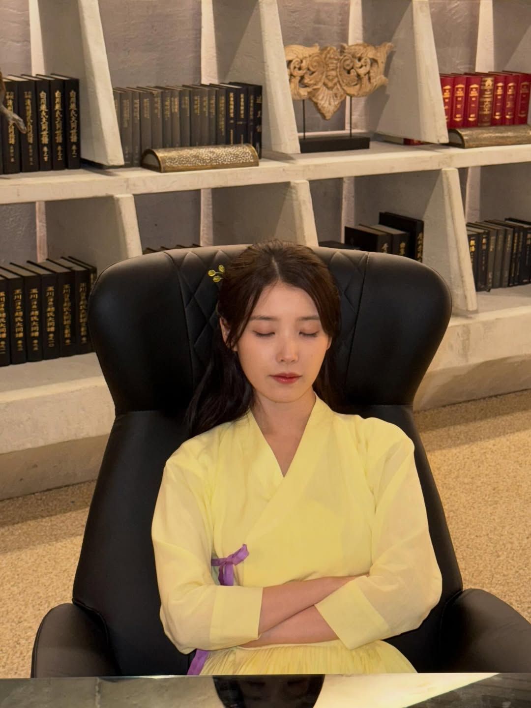 <21세기 대군부인> 아이유 패션 | 인스타그램 @dlwlrma