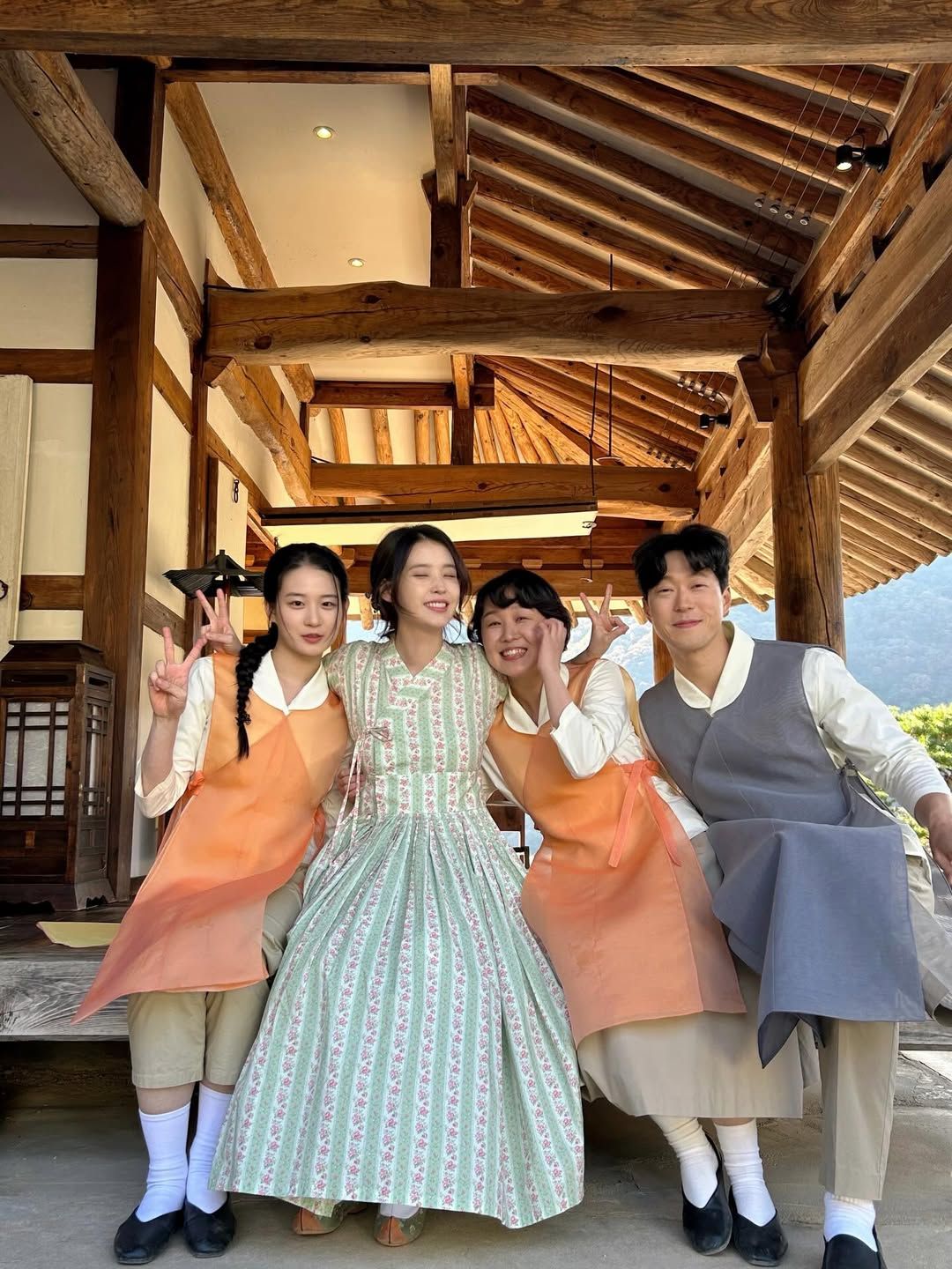 <21세기 대군부인> 아이유 패션 | 인스타그램 @dlwlrma