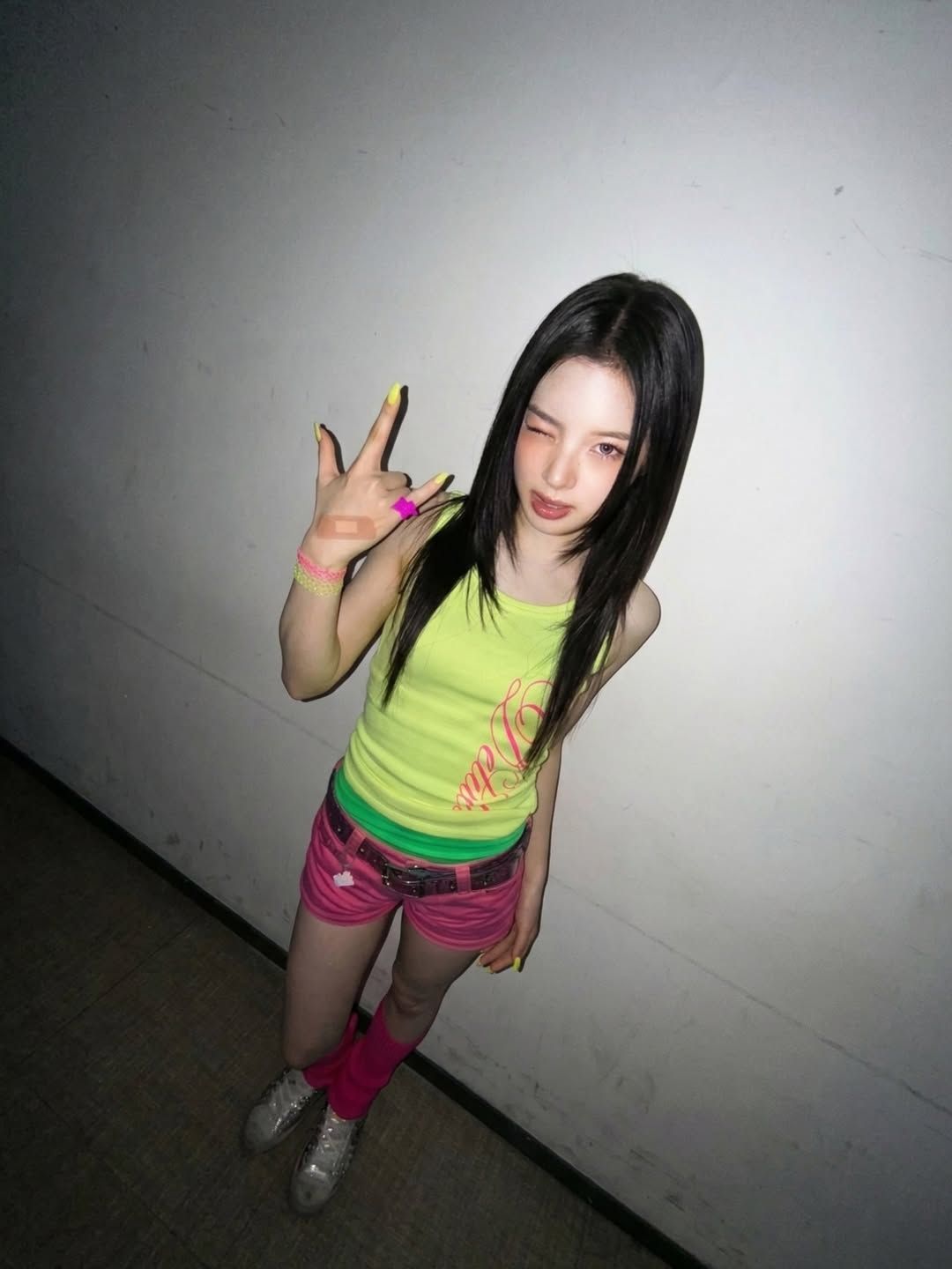 키야의 핫핑크 반바지 코디. 인스타그램 @kiiikiii.official