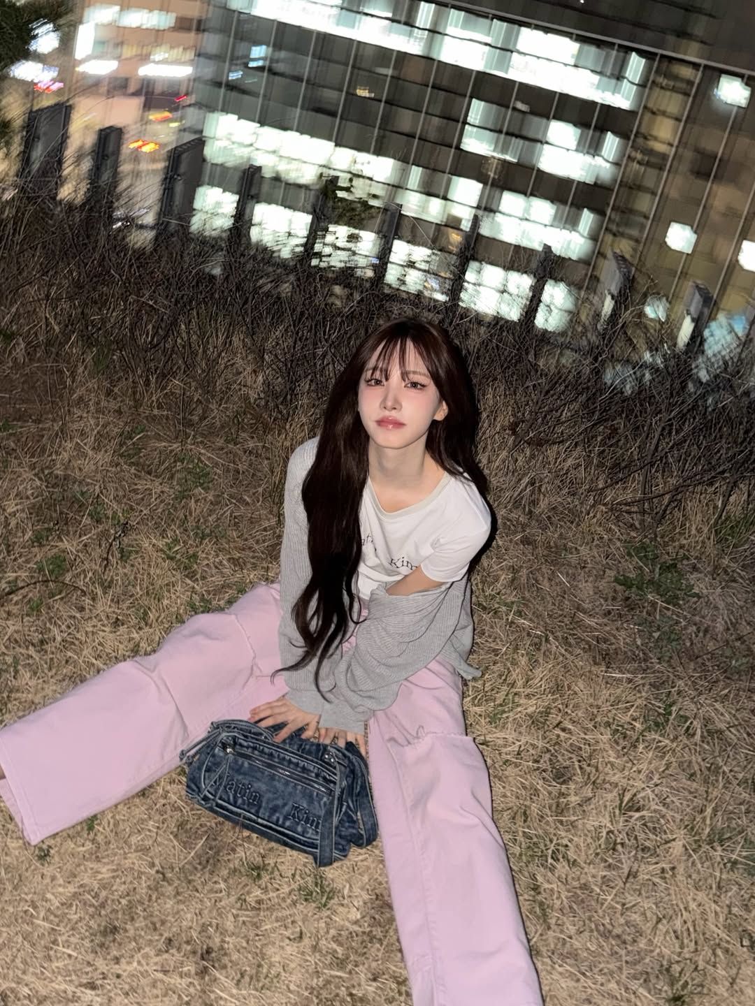 리즈의 인디 핑크 바지 코디. 인스타그램 @liz.yeyo