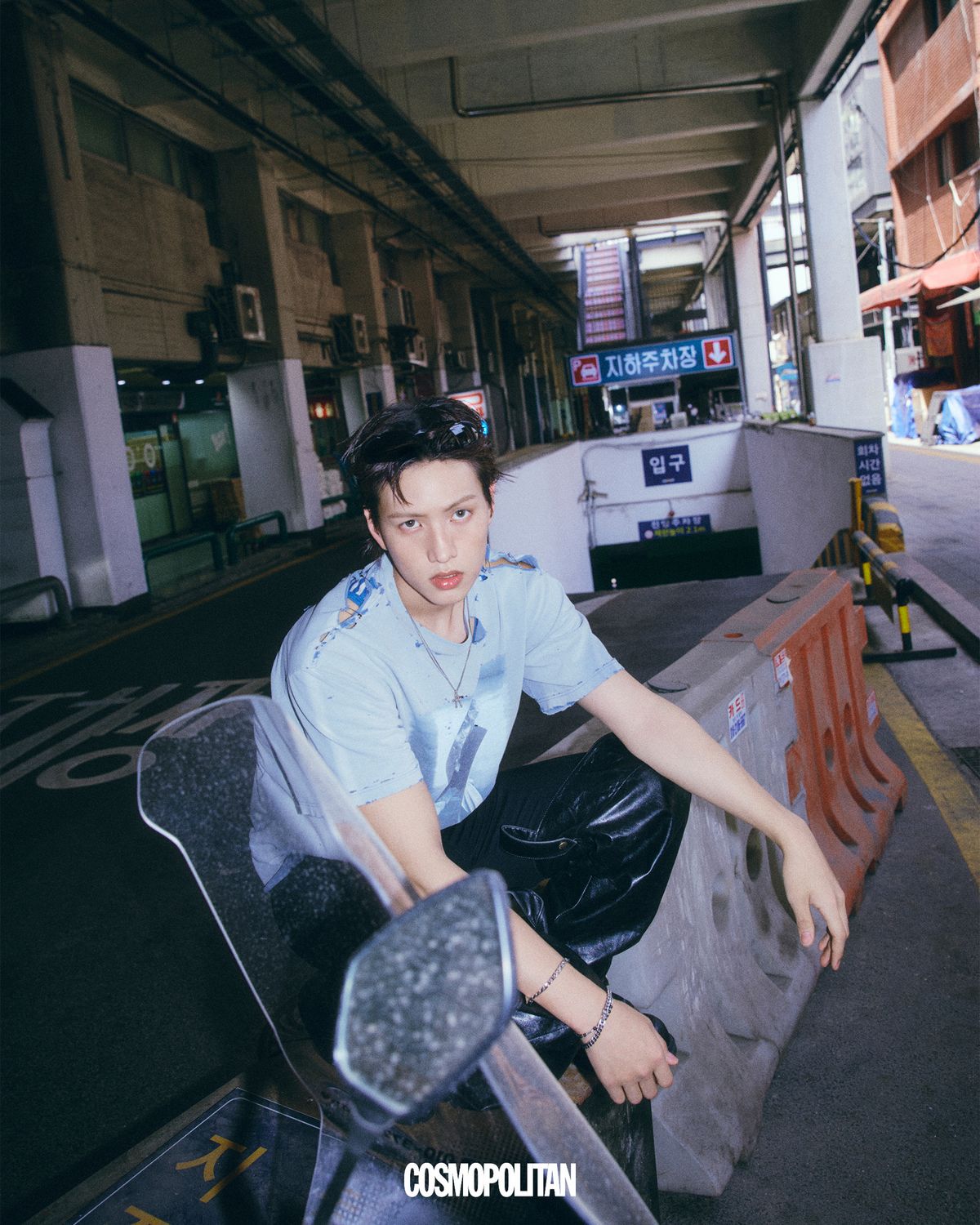 레더 팬츠 We11done. 선글라스 Balenciaga. 십자가 네클리스 Bulletto. 브레이슬릿 Diesel. 티셔츠, 이너슬리브리스 스타일리스트 소장품.