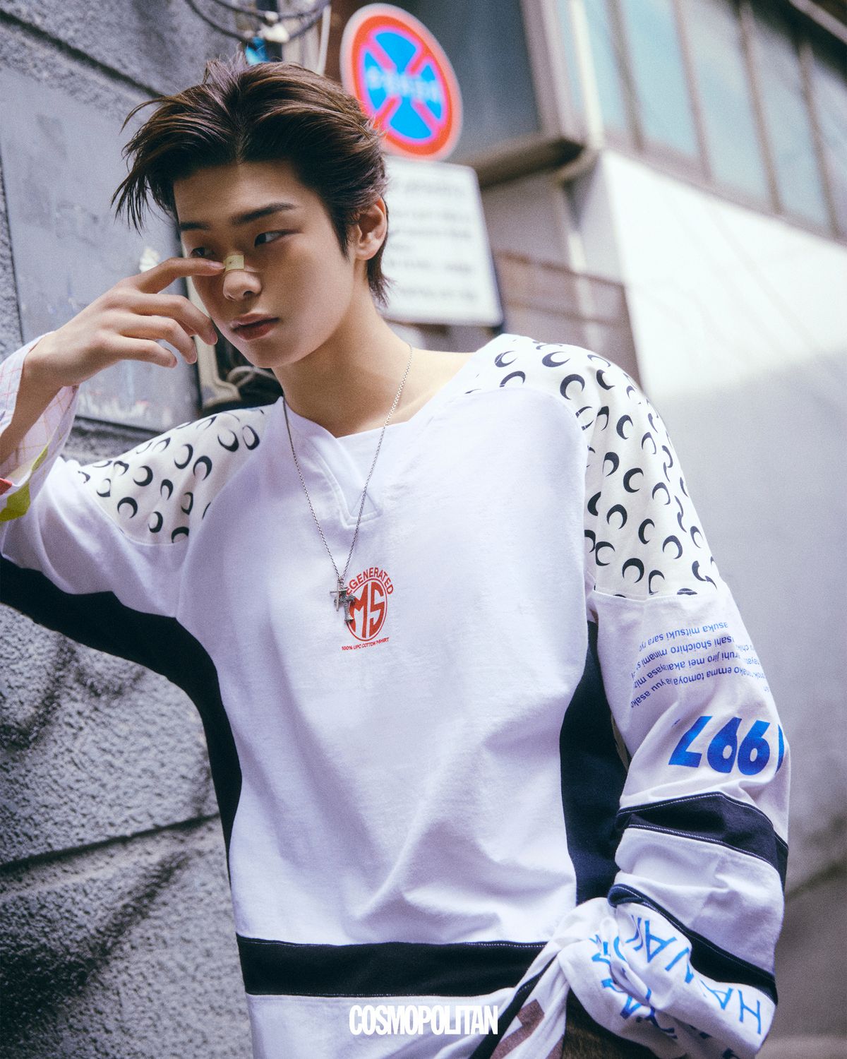 롱슬리브 톱 Marine Serre. 팬츠 Sankuanz by Adekuver. 십자가 네클리스 Bulletto.