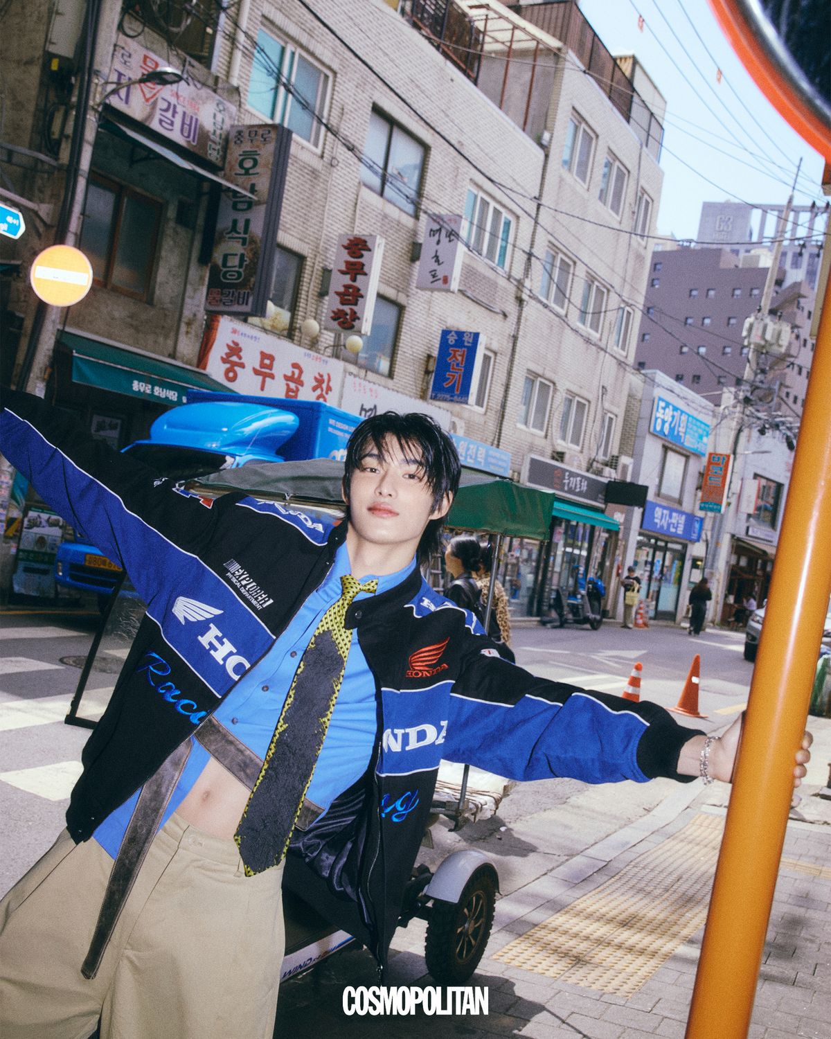 모토사이클 재킷 Honda. 블루 셔츠 Youser. 팬츠 MEDM. 타이 스타일리스트 소장품. 브레이슬릿 아티스트 소장품.