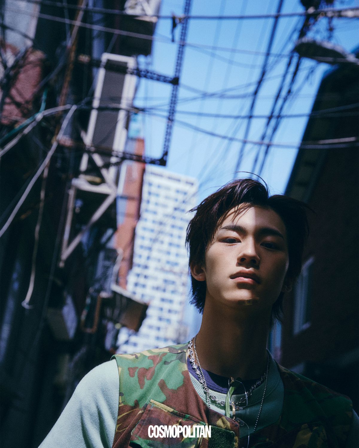 카모 베스트 None by vass. 맨투맨 Facetasm by vass. 네클리스 모두 Bulletto. 안경 Cartier. 네이비 티셔츠 아티스트 소장품.