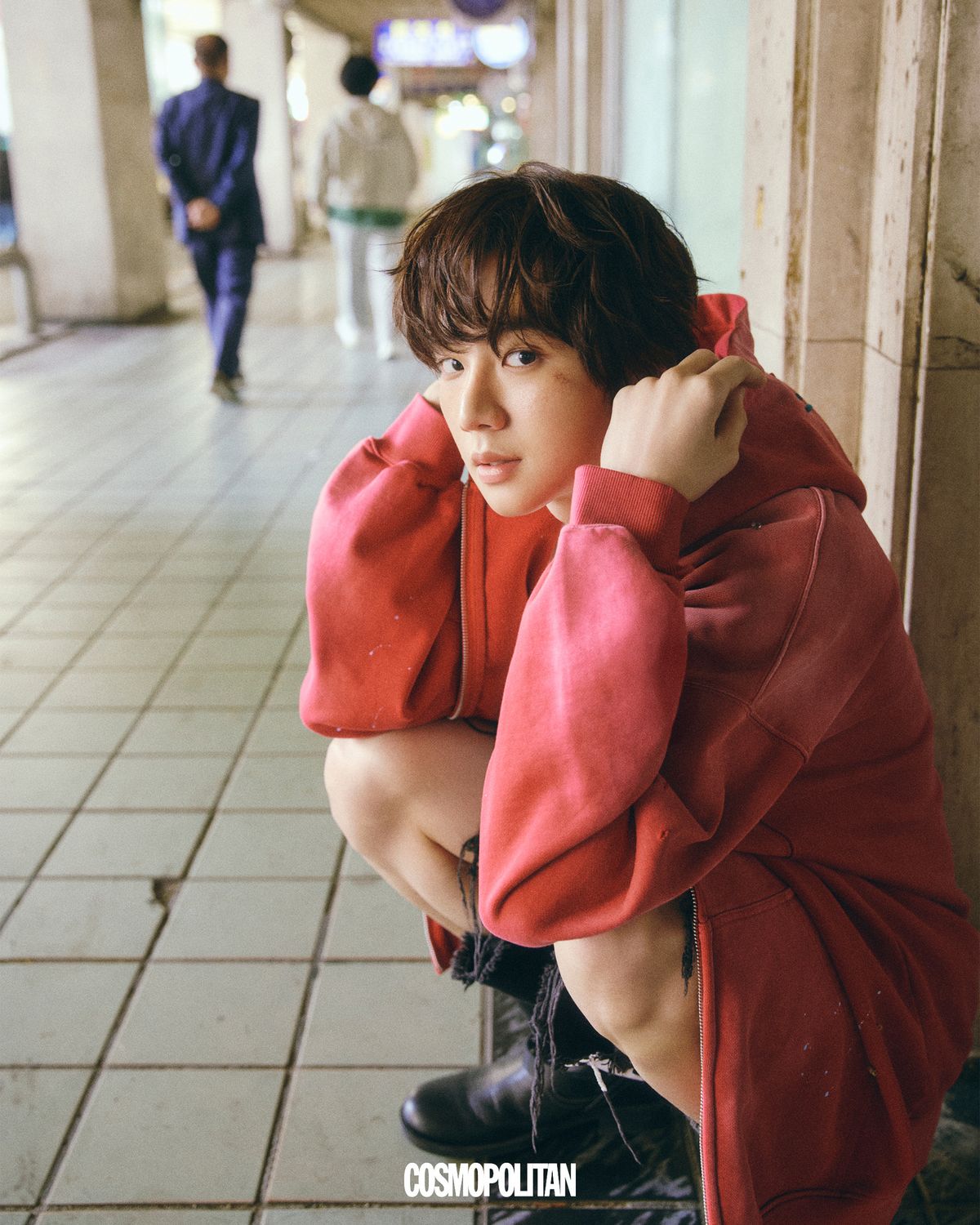 후드 집업 Good Brand. 팬츠 Vison of Super. 레더 부츠 Coach.