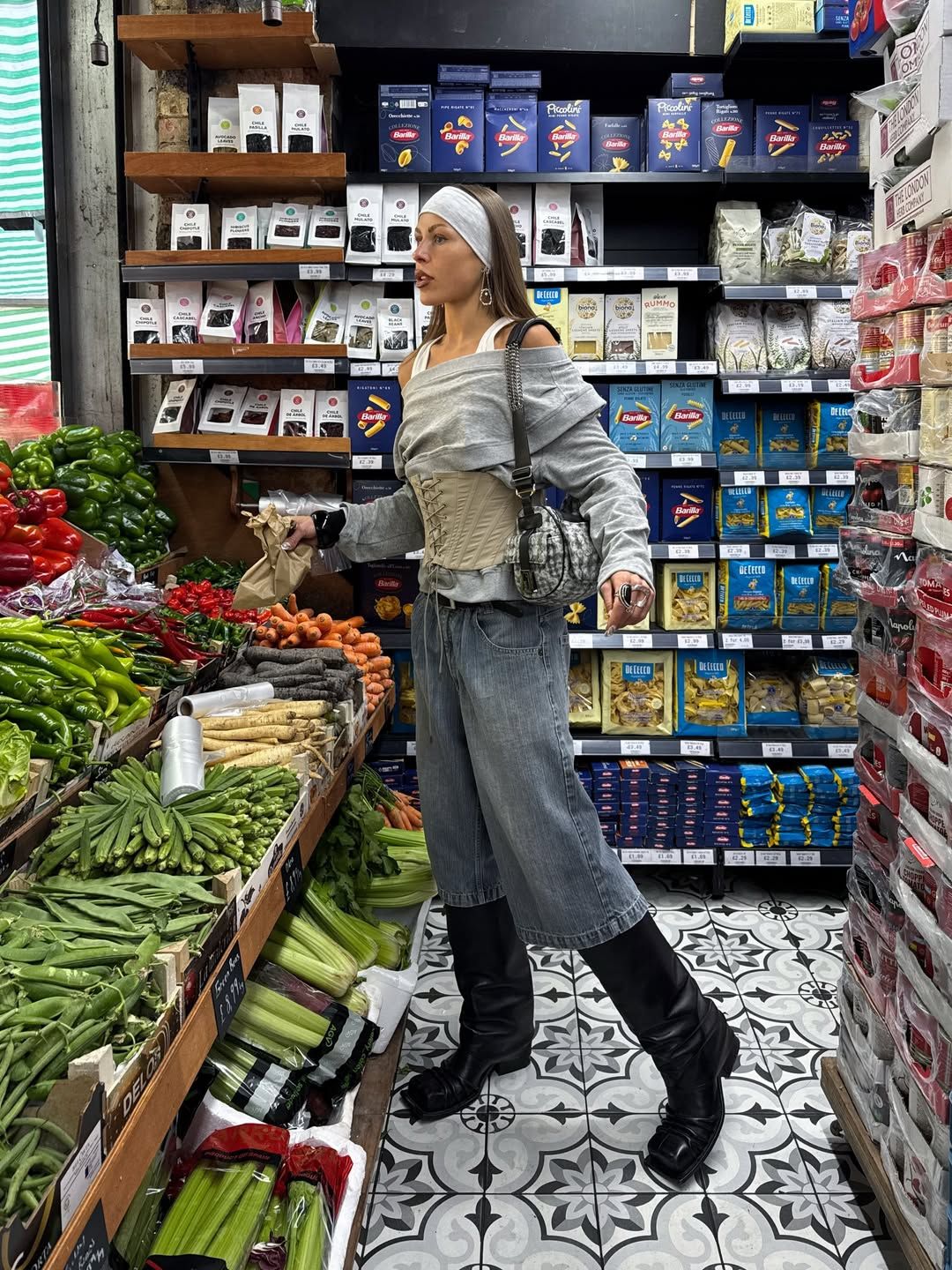 패션 인플루언서 올리비아 허스트 , 오프숄더 패션 | 인스타그램 @_olhirst_